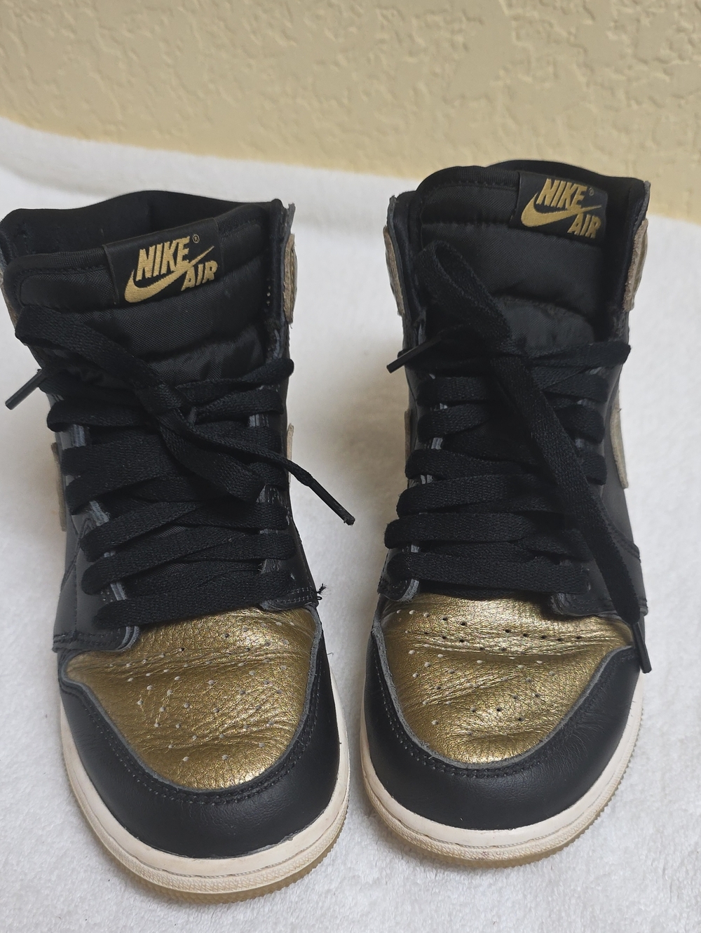 6Y Nike Boys High-Top Sneakers in Black and Gold FD 1437-071